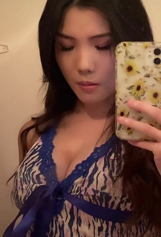5. Sexy Tinna Fang Shows Cleavage in Crop Top