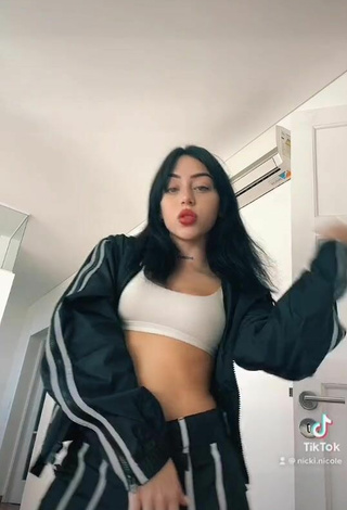 5. Sexy Nicki Nicole Shows Cleavage in White Crop Top