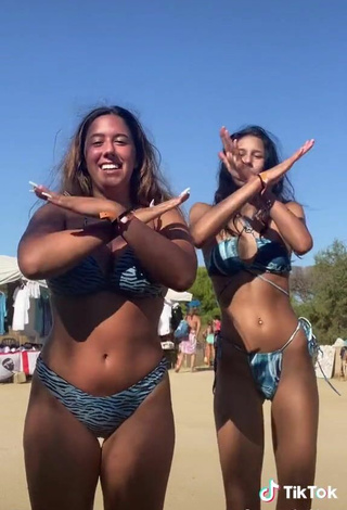 5. Sexy Samantha Frison Shows Cleavage in Bikini at the Beach