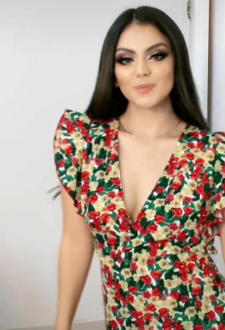 2. Sexy Melissa Navarro Shows Cleavage in Floral Dress