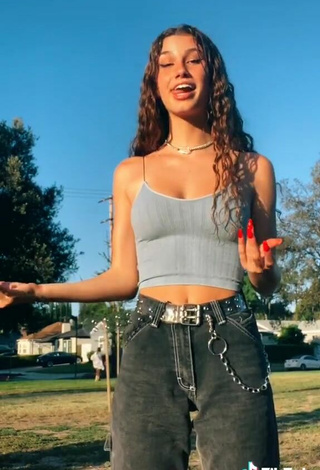 3. Sweet Sydney Vézina Shows Cleavage in Cute Grey Crop Top and Bouncing Boobs