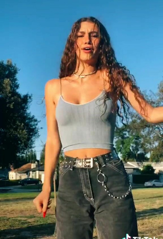 5. Sweet Sydney Vézina Shows Cleavage in Cute Grey Crop Top and Bouncing Boobs