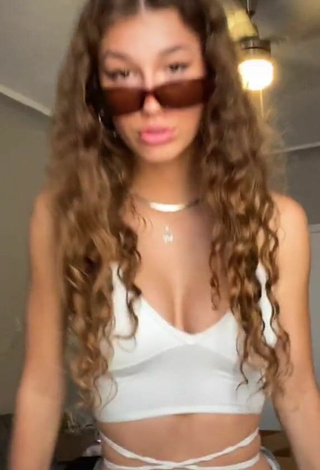 5. Erotic Sydney Vézina Shows Cleavage in White Crop Top