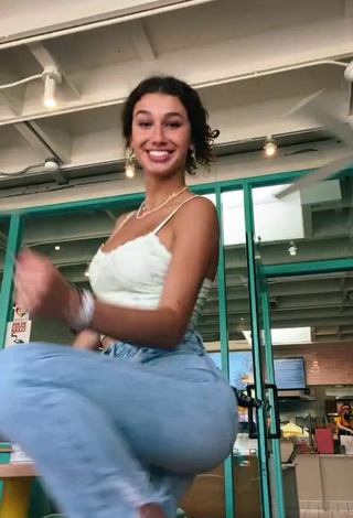 2. Sexy Sydney Vézina Shows Cleavage in Crop Top and Bouncing Tits