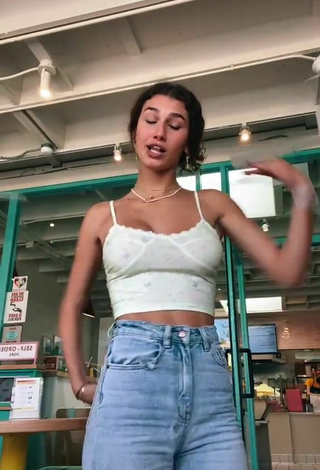 5. Sexy Sydney Vézina Shows Cleavage in Crop Top and Bouncing Tits