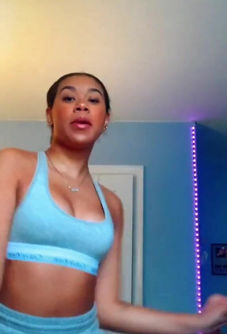 3. Hot Thyri Frazier Shows Cleavage in Blue Sport Bra and Bouncing Breasts