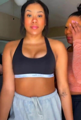 2. Sexy Thyri Frazier Shows Cleavage in Black Sport Bra and Bouncing Boobs