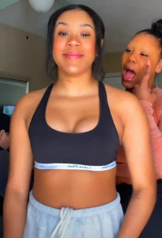 3. Sexy Thyri Frazier Shows Cleavage in Black Sport Bra and Bouncing Boobs