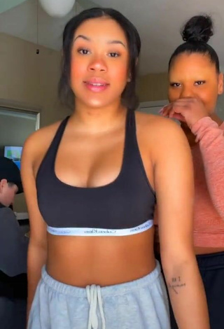 4. Sexy Thyri Frazier Shows Cleavage in Black Sport Bra and Bouncing Boobs