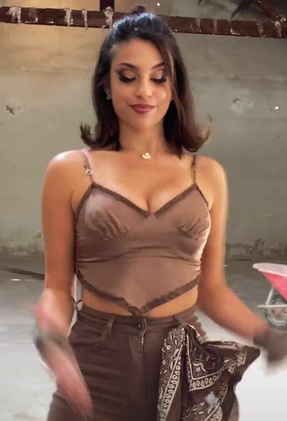 Hottie Victoria Caro Shows Cleavage in Brown Crop Top and Bouncing Boobs