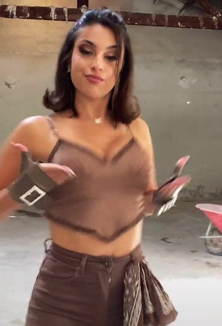 3. Hottie Victoria Caro Shows Cleavage in Brown Crop Top and Bouncing Boobs