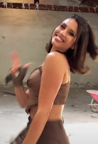 5. Hottie Victoria Caro Shows Cleavage in Brown Crop Top and Bouncing Boobs