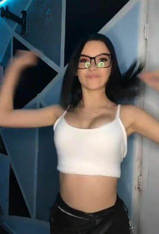 4. Beautiful Abigail Glezz Shows Cleavage in Sexy White Crop Top and Bouncing Tits