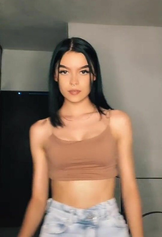 2. Hot Abigail Glezz Shows Cleavage in Beige Crop Top and Bouncing Boobs