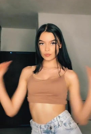 3. Hot Abigail Glezz Shows Cleavage in Beige Crop Top and Bouncing Boobs