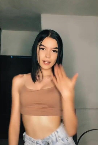 4. Hot Abigail Glezz Shows Cleavage in Beige Crop Top and Bouncing Boobs