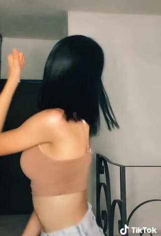 6. Hot Abigail Glezz Shows Cleavage in Beige Crop Top and Bouncing Boobs