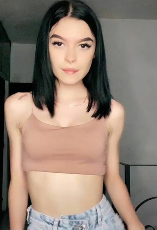 1. Sexy Abigail Glezz Shows Cleavage in Beige Crop Top