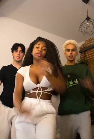 5. Sweet Tania Fernández Shows Cleavage in Cute White Crop Top and Bouncing Boobs