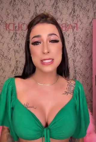 2. Beautiful Amanda Ferreira Shows Cleavage in Sexy Green Crop Top and Bouncing Boobs