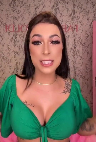 3. Beautiful Amanda Ferreira Shows Cleavage in Sexy Green Crop Top and Bouncing Boobs