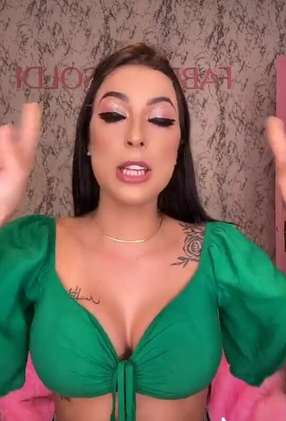 6. Beautiful Amanda Ferreira Shows Cleavage in Sexy Green Crop Top and Bouncing Boobs