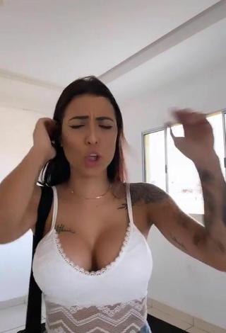 2. Sweetie Amanda Ferreira Shows Cleavage in White Top