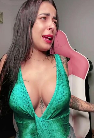 3. Hot Amanda Ferreira Shows Cleavage in Green Top