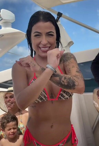 Hot Amanda Ferreira Shows Cleavage in Bikini