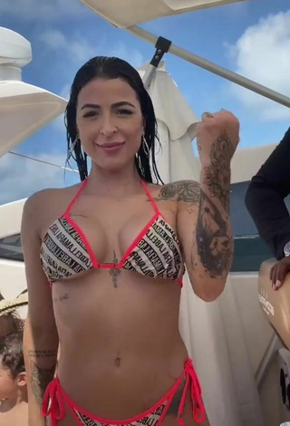 2. Hot Amanda Ferreira Shows Cleavage in Bikini
