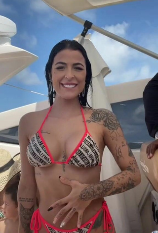 4. Hot Amanda Ferreira Shows Cleavage in Bikini