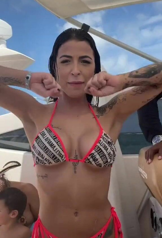5. Hot Amanda Ferreira Shows Cleavage in Bikini