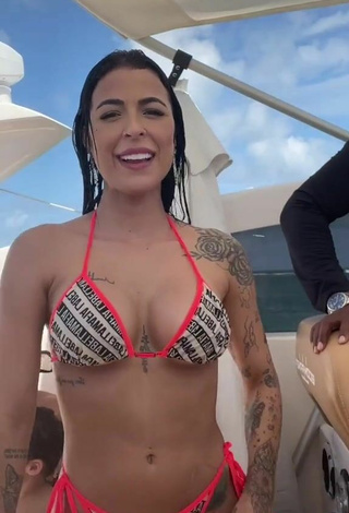 6. Hot Amanda Ferreira Shows Cleavage in Bikini