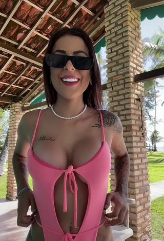 1. Sweetie Amanda Ferreira Shows Cleavage in Pink Swimsuit