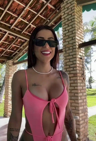 2. Sweetie Amanda Ferreira Shows Cleavage in Pink Swimsuit