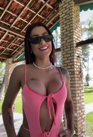 3. Sweetie Amanda Ferreira Shows Cleavage in Pink Swimsuit