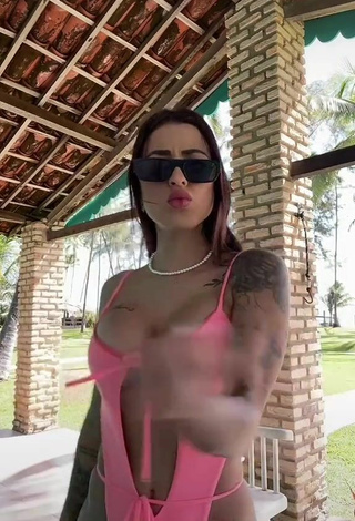 4. Sweetie Amanda Ferreira Shows Cleavage in Pink Swimsuit