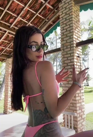 5. Sweetie Amanda Ferreira Shows Cleavage in Pink Swimsuit