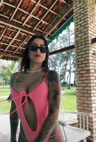 5. Cute Amanda Ferreira Shows Cleavage in Pink Swimsuit