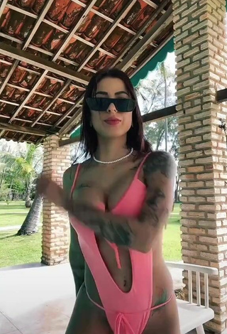 6. Cute Amanda Ferreira Shows Cleavage in Pink Swimsuit