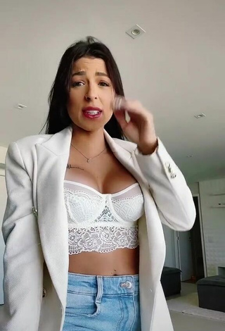 Sexy Amanda Ferreira Shows Cleavage in Top