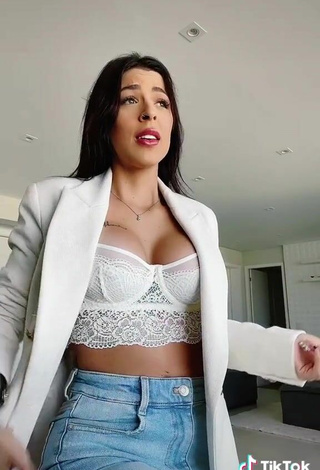 6. Sexy Amanda Ferreira Shows Cleavage in Top