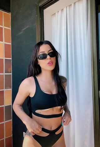 2. Sexy Amanda Ferreira Shows Cleavage in Black Swimsuit