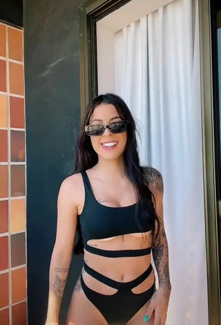 4. Sexy Amanda Ferreira Shows Cleavage in Black Swimsuit