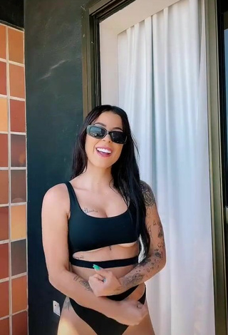 6. Sexy Amanda Ferreira Shows Cleavage in Black Swimsuit