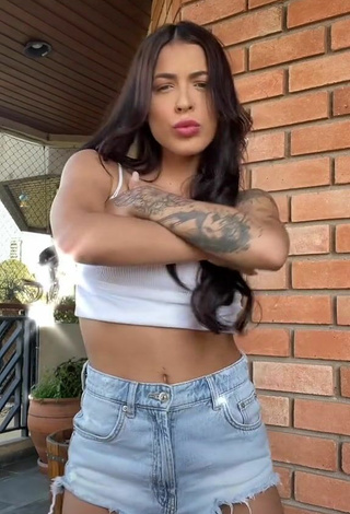 2. Sexy Amanda Ferreira Shows Cleavage in White Crop Top