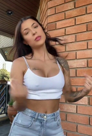 4. Sexy Amanda Ferreira Shows Cleavage in White Crop Top