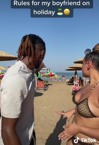 2. Sexy Amanda Shows Cleavage in Bikini at the Beach