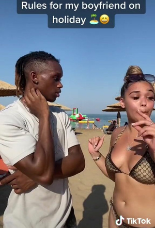 6. Sexy Amanda Shows Cleavage in Bikini at the Beach