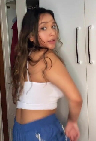 5. Sexy Ana Luiza Vizzoni Shows Cleavage in White Crop Top and Bouncing Tits